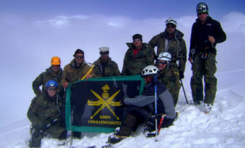 KCT vlag op het dak van de Andes