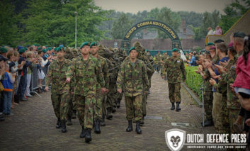 Groene baret en uniek naslagwerk uitgereikt aan 19 nieuwe commando's