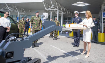 Defensie eert zorgpersoneel op Bevrijdingsdag met gebak