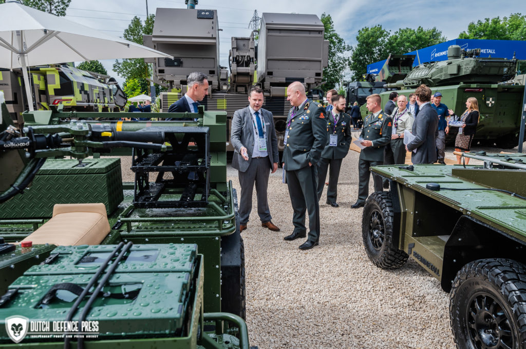 Mattijs Tweehuysen (midden) geeft onder toeziend oog van Coen van Leeuwen uitleg aan brigadegeneraal Van Ockenburg, Directeur Kennis en Ontwikkeling Commando Landstrijdkrachten