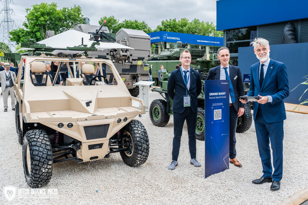 V.l.n.r. Rob Verbruggen, Coen van Leeuwen en Hans Kuijper bij de overdracht van de buggy aan Commit.