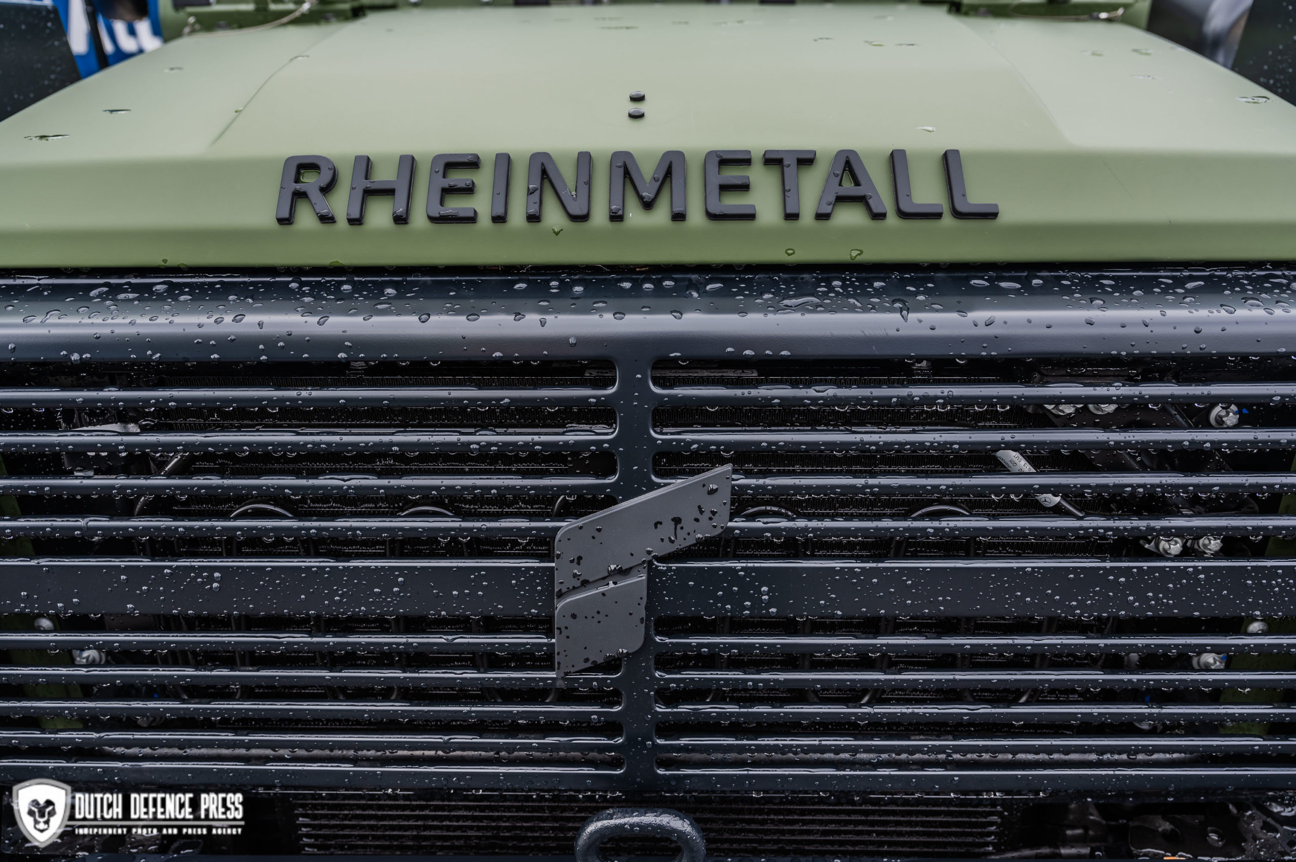 De MB neus met Rheinmetall naam en logo