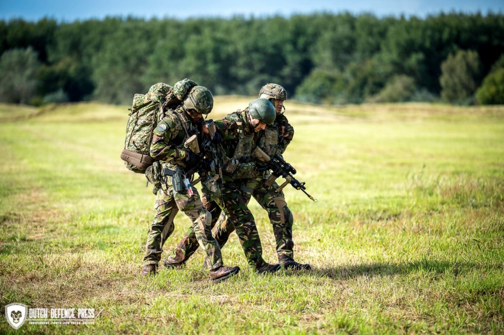 Een oefengewonde wordt van de dropzone gehaald