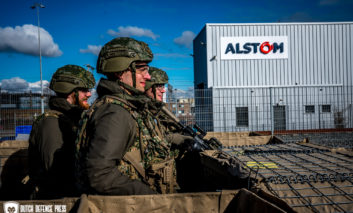 Reservisten oefenen buiten de poort